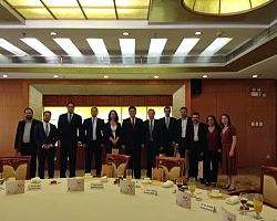 Με τον Υφυπουργό Εξωτερικών του ΚΚ Κίνας συναντήθηκε η αποστολή των εκπροσώπων των ελληνικών κομμάτων